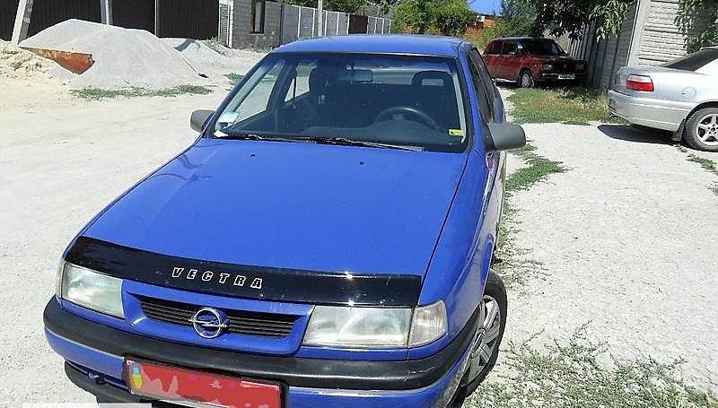 Дефлектор Vip-Tuning для капота Opel Vectra A седан 1988-1995. Артикул OP10