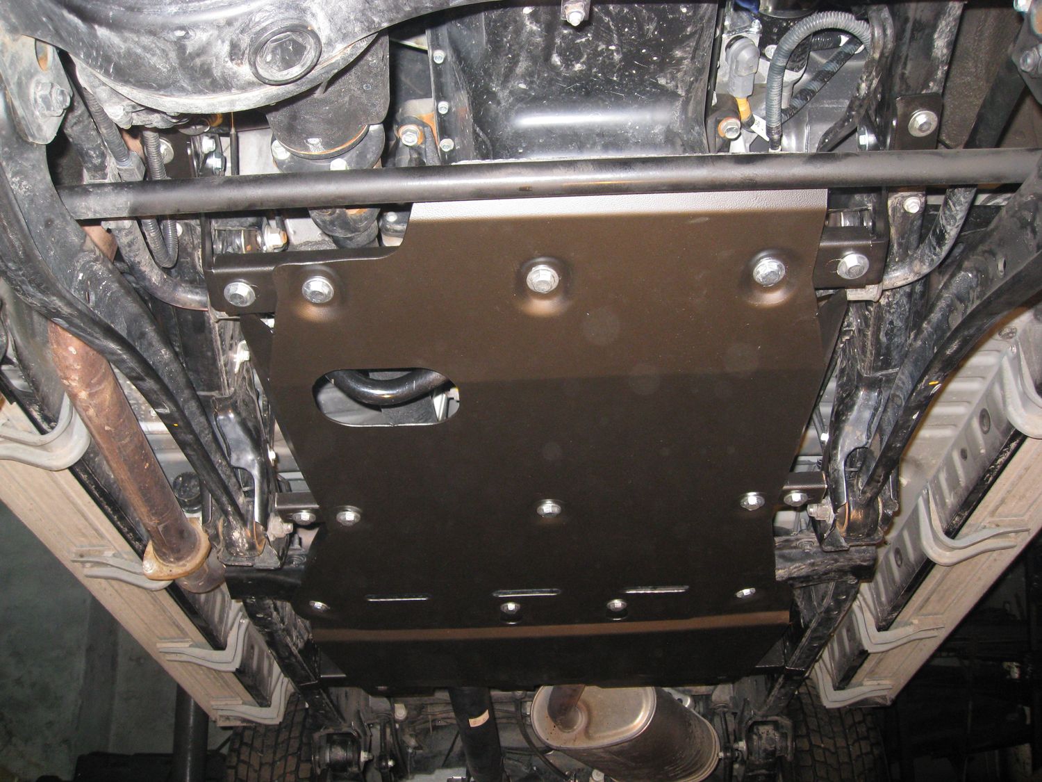 Защита Alfeco для картера, раздатки, КПП Toyota Land Cruiser 76 (J70) 2007-2026. Артикул ALF.24.57