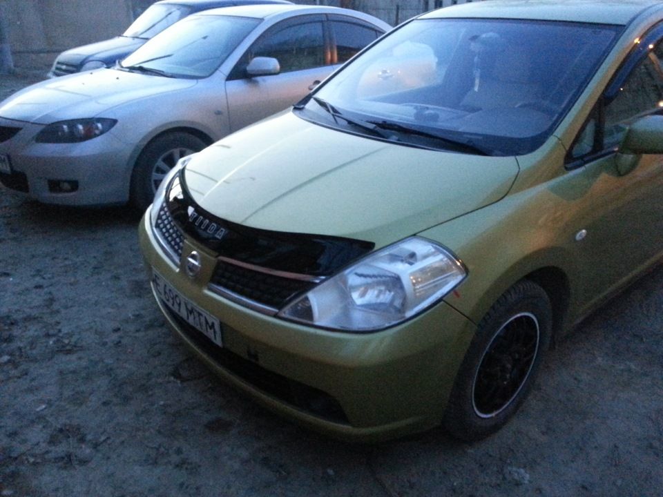 Дефлектор VT52 для капота Nissan Tiida C11 седан, хэтчбек 2004-2014. Артикул NS13VT