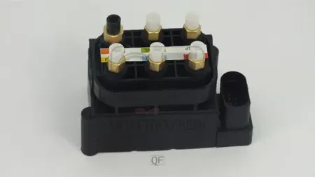 Блок клапанов пневмоподвески (Quattro Freni). Артикул qf28d00018