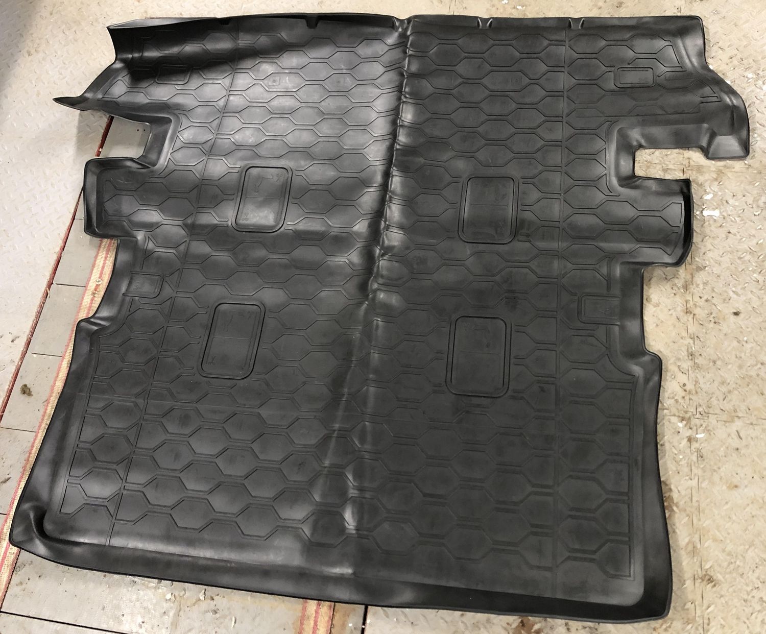 Коврик ActiveAvto для багажника Toyota Land Cruiser 200 (7 мест с механич. 3 рядом) 2007-2021. Артикул 104-113