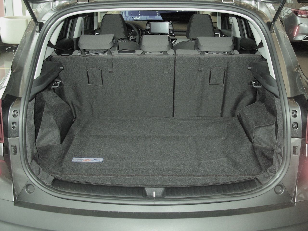 Защитный чехол AUTOSMSTUDIO "Maxi" в багажник автомобиля для Kia Seltos (без сабвуфера) 2019-2026, черный. Артикул TP-KSEL-MAXI-BL