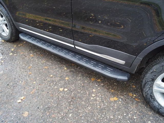 Пороги алюминиевые ТСС с пластиковой накладкой 1720 мм для Geely Atlas Pro 2021-2026 Карбон черные. Артикул GEELEATL18-36BL