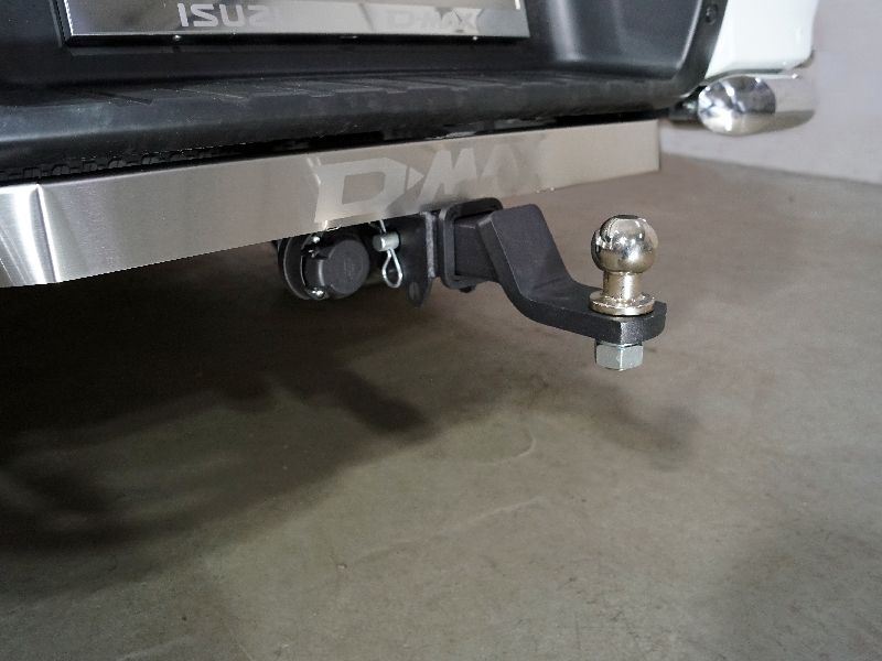 Фаркоп ТСС оцинкованный под американский квадрат для Isuzu D-Max III 2020-2026 с накладкой из нержавеющей стали. Артикул TCU00293