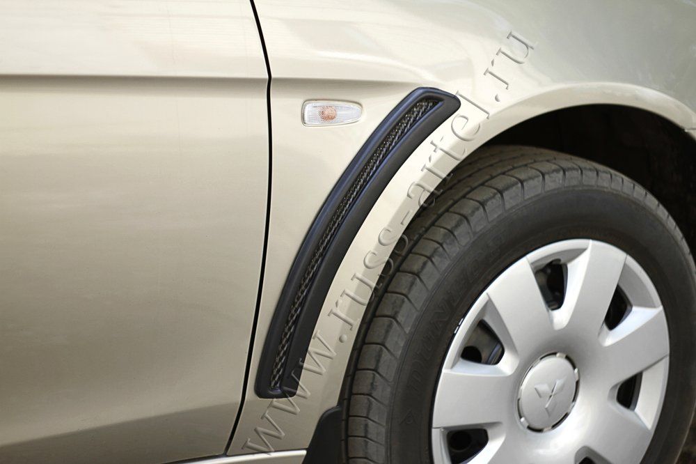 Накладки Русская Артель на передние крылья (с сеткой) для Mitsubishi Lancer 10 2007-2014. Артикул NML-006400