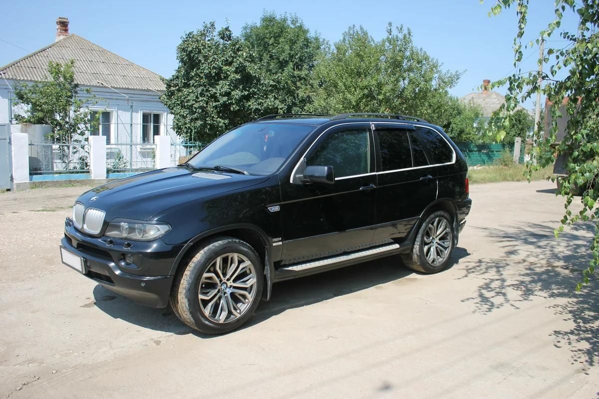 Дефлекторы Cobra Tuning с хромированным молдингом для окон BMW X5 E53 2000-2006. Артикул B20200CR