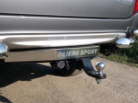 Фаркоп ТСС под американский квадрат для Mitsubishi Pajero Sport III до рестайлинга 2016-2020 с накладкой с надписью Pajero Sport. Артикул TCU00228