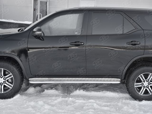 Защита порогов RusStal труба d42 с листом (Лист алюм, проф. нерж) (вариант 1) для Toyota Fortuner II 2020-2026. Артикул TFRL-0035301