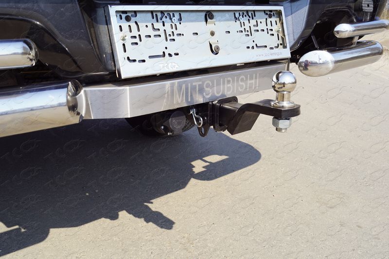 Фаркоп ТСС оцинкованный под американский квадрат для Mitsubishi L200 V 2015-2026 с накладкой с надписью Mitsubishi. Артикул TCU00139