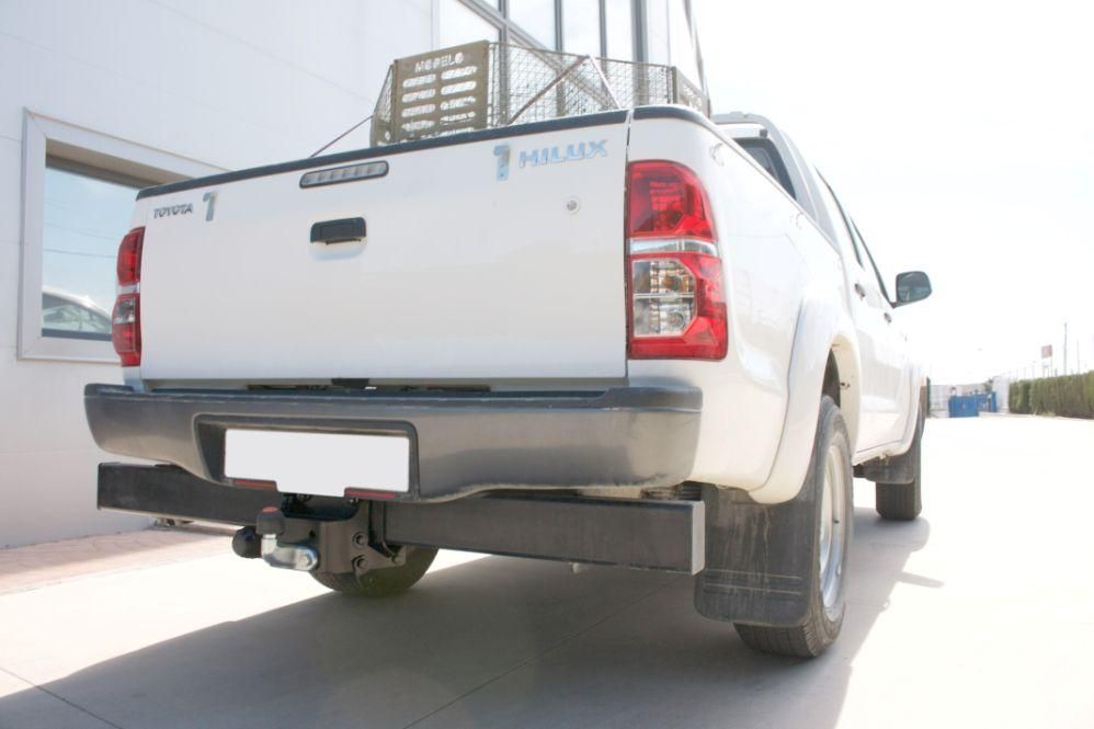 Фаркоп Aragon для Toyota Hilux VII 2010-2015. Фланцевое крепление. Артикул E6402FC