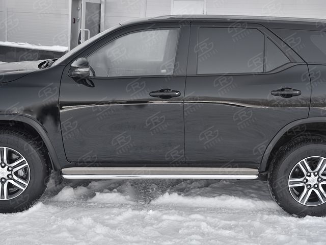 Защита порогов RusStal труба d42 с листом (Лист нерж, проф. нерж) (вариант 3) для Toyota Fortuner II 2020-2026. Артикул TFRL-0035303