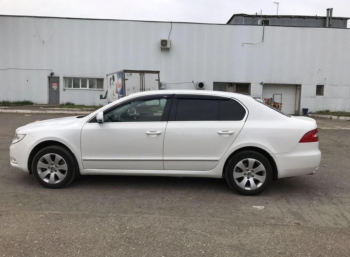 Дефлекторы V-Star для окон (с хром. молдингом) Skoda Superb II седан 2008-2013. Артикул CHR03117