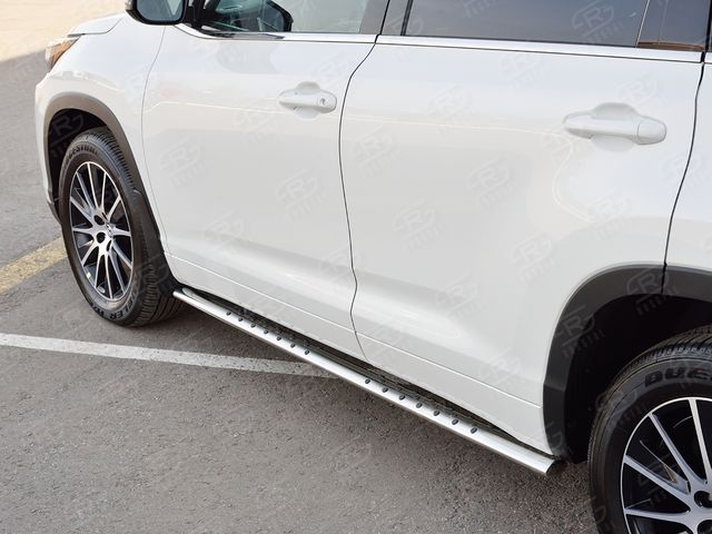 Защита порогов RusStal труба 75х42 овал с проступью для Toyota Highlander III 2016-2026. Артикул THRO-002620