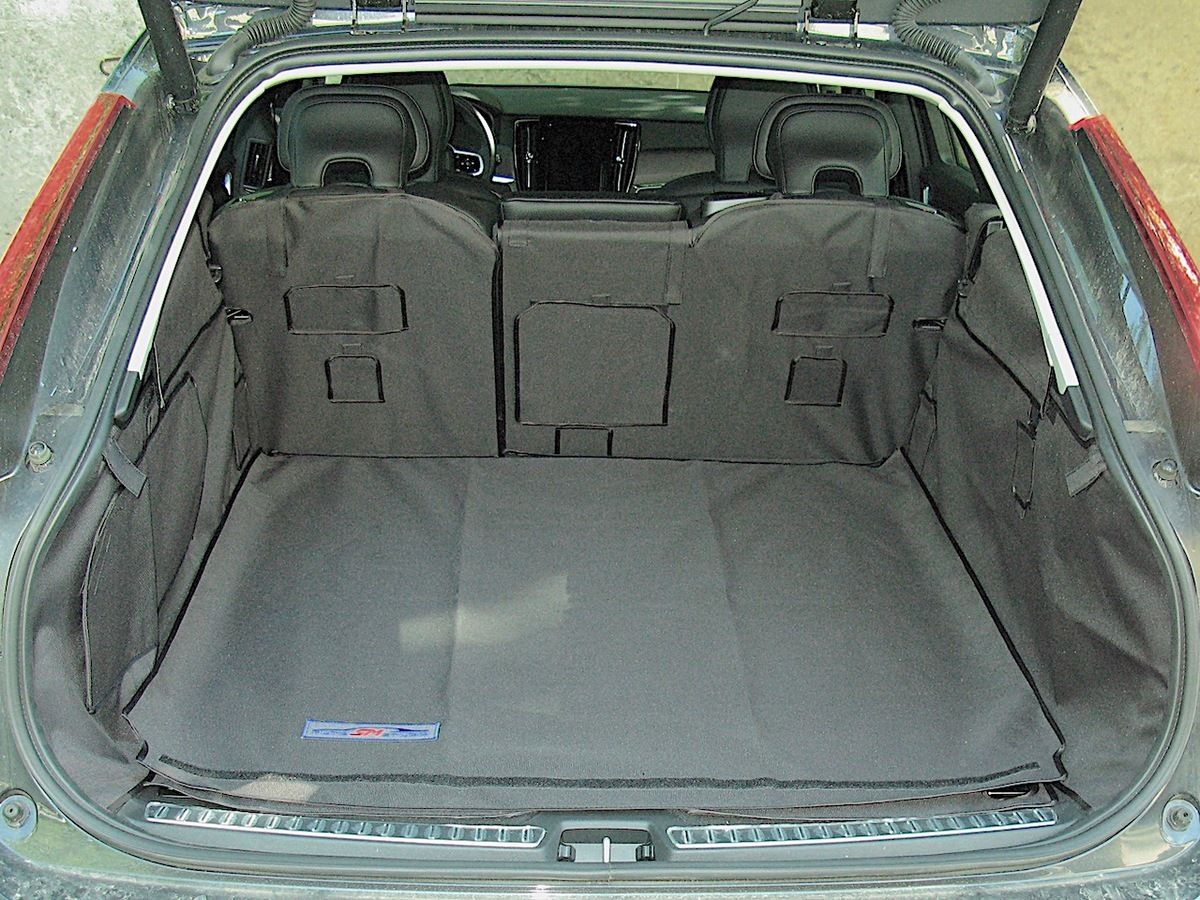 Защитный чехол AUTOSMSTUDIO "Maxi" в багажник автомобиля для Volvo V90 Cross Country 2016-2026, черный. Артикул TP-V90V8-MAXI-BL