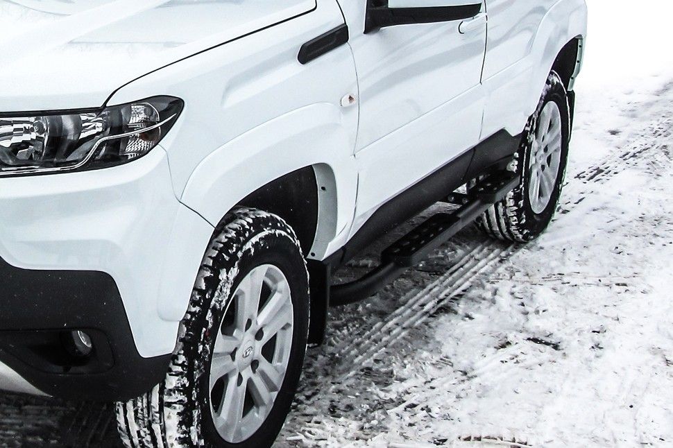 Пороги Slitkoff труба d57 со ступеньками стальными для для Lada Niva Travel 2020-2026 ЧЕРНЫЕ матовые. Артикул NivTR009B