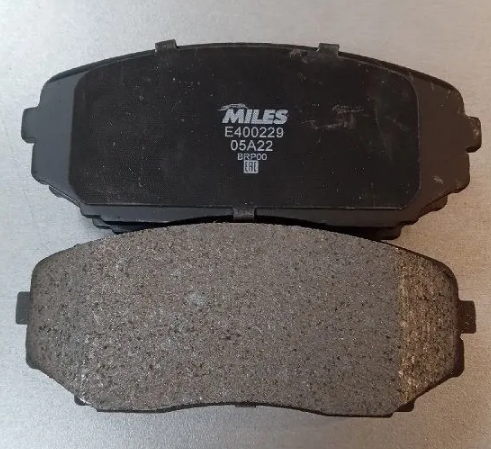 Тормозные колодки Miles (Low-Metallic) передние для Mazda CX-9 I 2006-2016. Артикул E400229