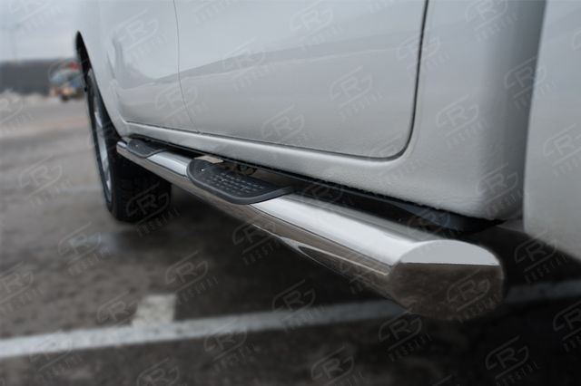 Защита порогов RusStal труба d76 с накладкой (вариант 1) для Toyota Hilux VIII Black Onyx 2020-2026. Артикул THBOT-0035151