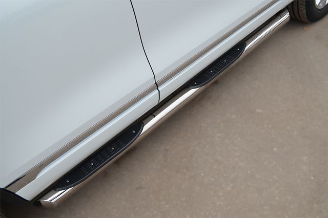 Защита порогов RusStal труба d76 с накладками (вариант 1) для Volkswagen Touareg II до рестайлинга 2010-2013. Артикул VTT-0007021
