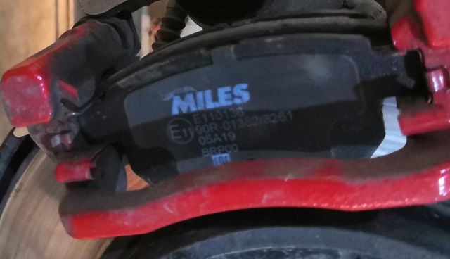 Тормозные колодки Miles (Semi-Metallic). Артикул E110136