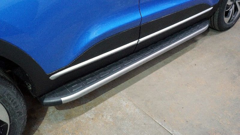 Пороги алюминиевые ТСС с пластиковой накладкой 1720 мм для Kaiyi X3 Pro 2023-2026 Карбон серебро. Артикул KAIX3P23-03SL