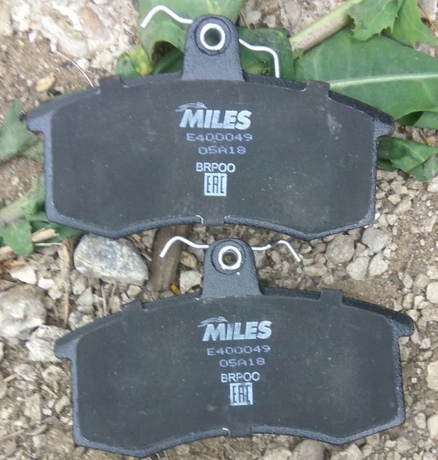 Тормозные колодки Miles (Low-Metallic) передние для ВАЗ Samara (2108, 2109, 2113, 2114) 1986-1996. Артикул E400049