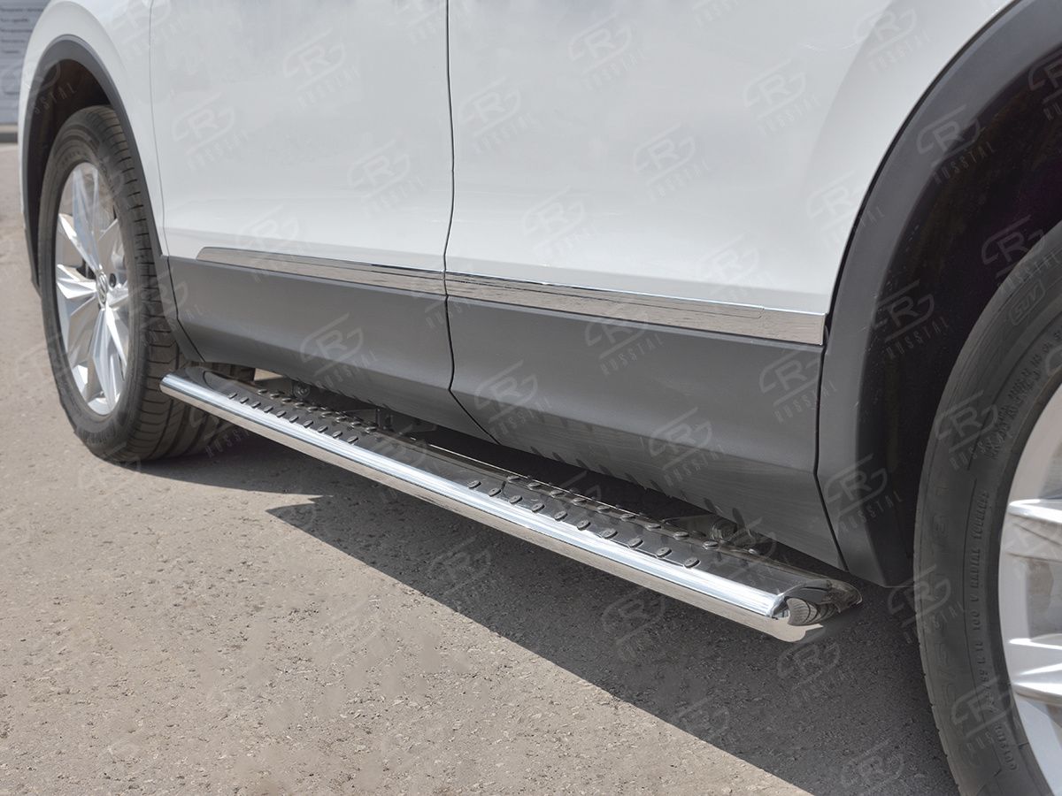 Защита порогов RusStal труба 120х60 овал с проступью для Volkswagen Tiguan II 2016-2020 (кроме Off Road). Артикул VGO-002718