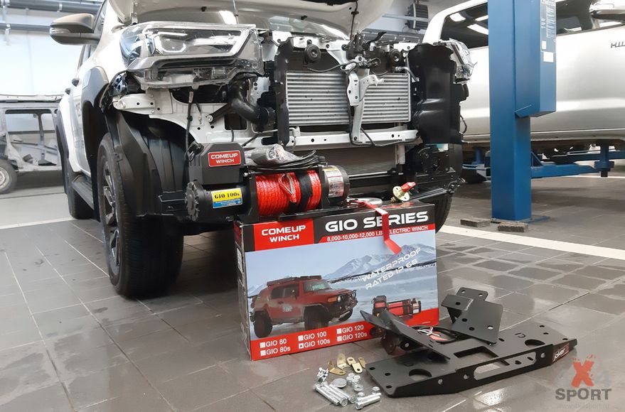 Установочный комплект 4x4Sport с лебедкой Comeup GIO 100S электрическая 12V 10000 lbs 4535 кг (cинтетический трос) для Toyota Hilux VIII рестайлинг 2020-2026. Артикул SET-THVIIIR-853839
