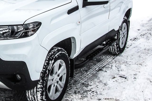 Пороги Slitkoff труба d57 со ступеньками стальными для для Lada Niva Travel 2020-2026 ЧЕРНЫЕ матовые. Артикул NivTR009B