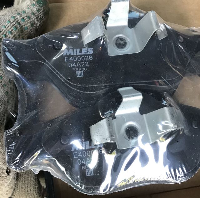 Тормозные колодки Miles (Low-Metallic). Артикул E400026