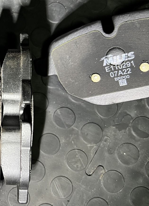 Тормозные колодки Miles (Semi-Metallic). Артикул E110291