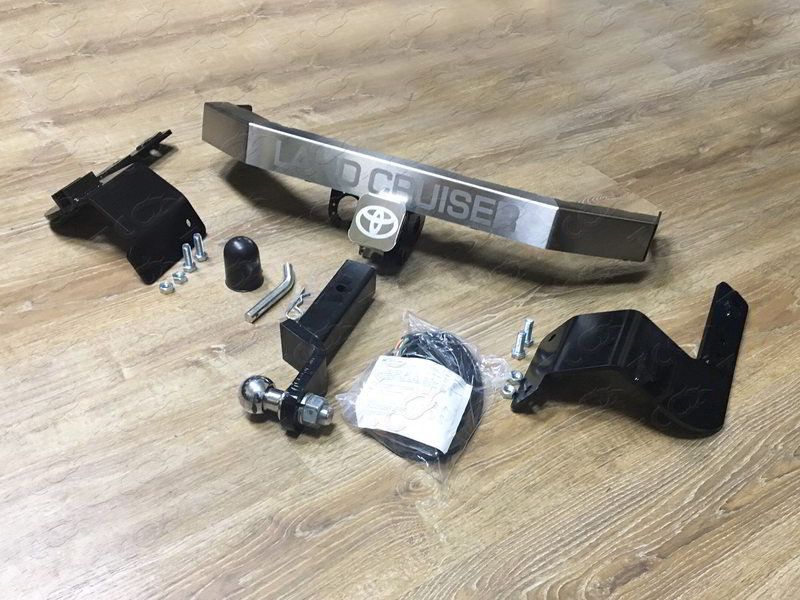 Фаркоп ТСС оцинкованный под американский квадрат для oyota Land Cruiser 200 2007-2021 (нерж. шар) с накладкой с надписью Land Cruiser. Артикул TCU00049N
