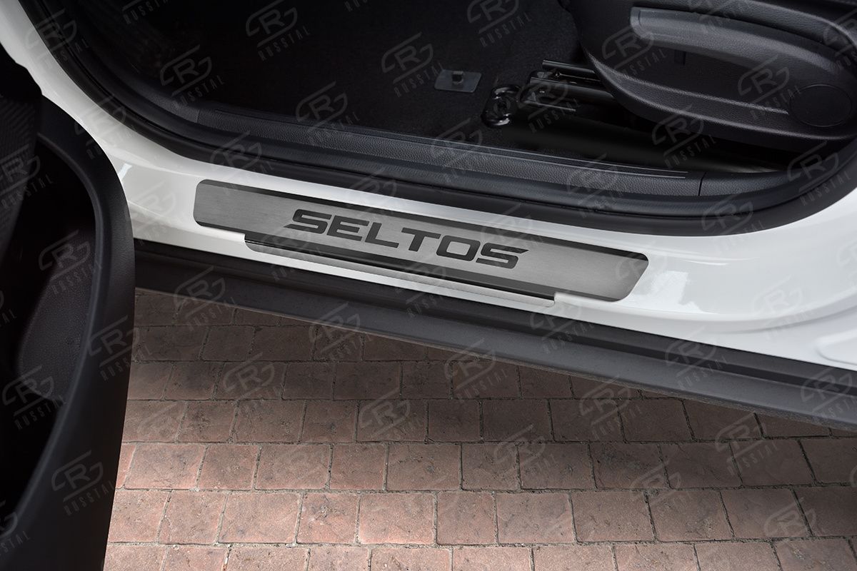 Накладки RusStal на пороги (лист нерж. шлифованный с надписью) для Kia Seltos 2020-2026. Артикул KIASEL20-03
