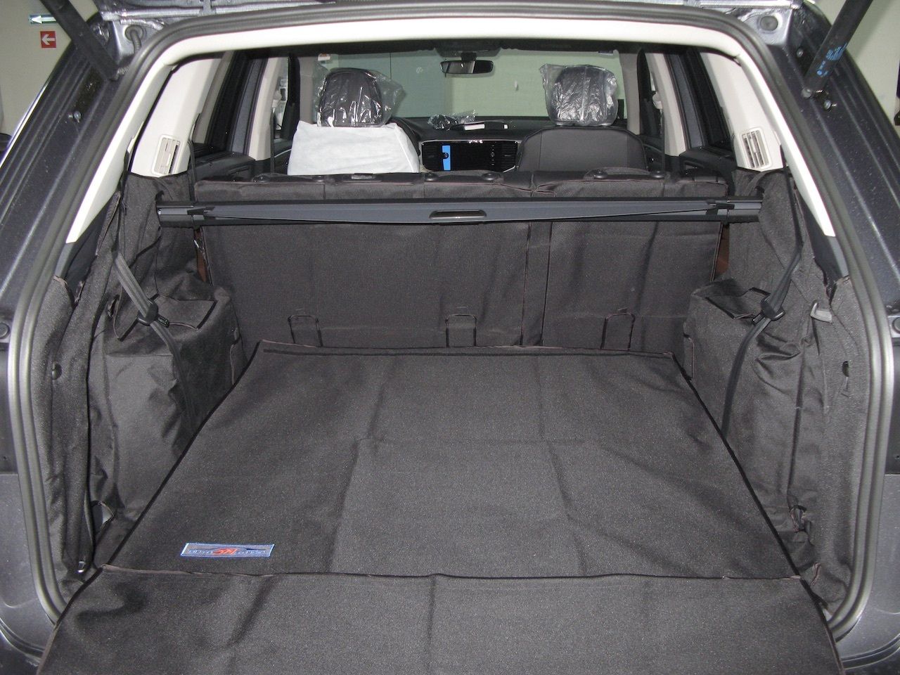 Защитный чехол AUTOSMSTUDIO "Maxi" в багажник автомобиля для Volkswagen Teramont 11.2016-2026, черный. Артикул TP-VW-TERI-MAXI-BL