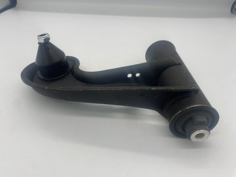 Поперечный рычаг передней подвески GMB. Артикул 0228-0107