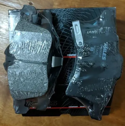 Тормозные колодки Miles (Low-Metallic) передние для Opel Combo C 2004-2012. Артикул E400058