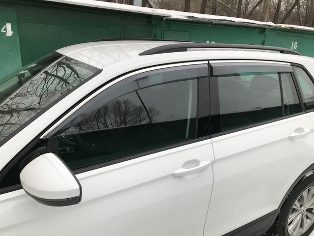 Дефлекторы Alvi-Style для окон с нержавеющим молдингом Volkswagen Tiguan II 2017-2026 Темно-дымчатые. Артикул ALV408M