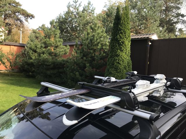 Крепление INTER для перевозки 3-х пар лыж с замком и пластиковой заглушкой. Артикул 5505B