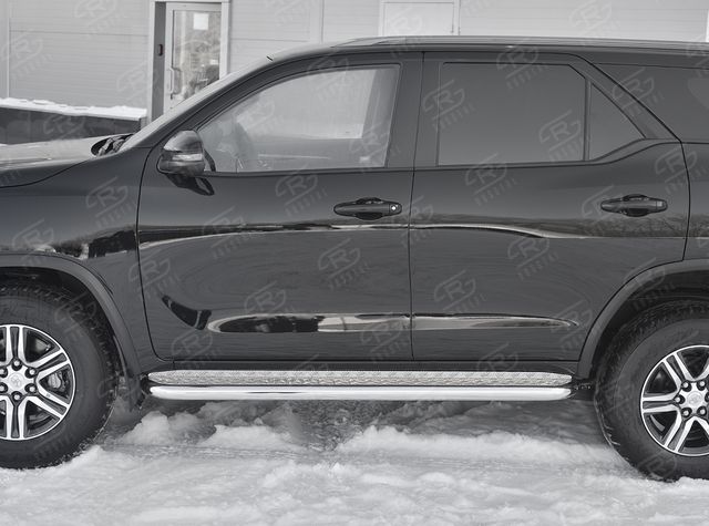 Защита порогов RusStal труба d63 с листом (Лист алюм, проф. нерж) (вариант 1) для Toyota Fortuner II 2020-2026. Артикул TFRL-0035311