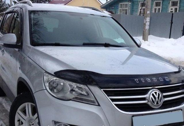 Дефлектор VT52 для капота Volkswagen Tiguan 2008-2016. Артикул VW24VT