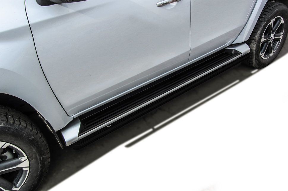 Защита Slitkoff штатного порога труба d42 для Mitsubishi L200 V рестайлинг 2018-2026 ЧЕРНЫЕ матовые. Артикул ML18-009B