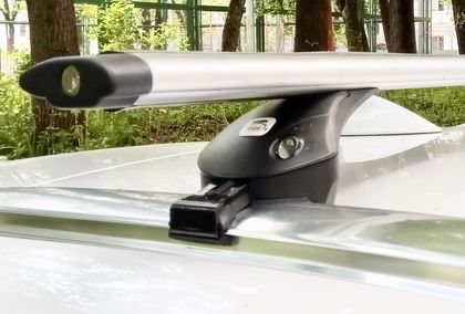 Багажник на интегрированные рейлинги Amos Boss для BMW X1 F48 2016-2024 (Крыловидные дуги с замком). Артикул boss-a1.2l