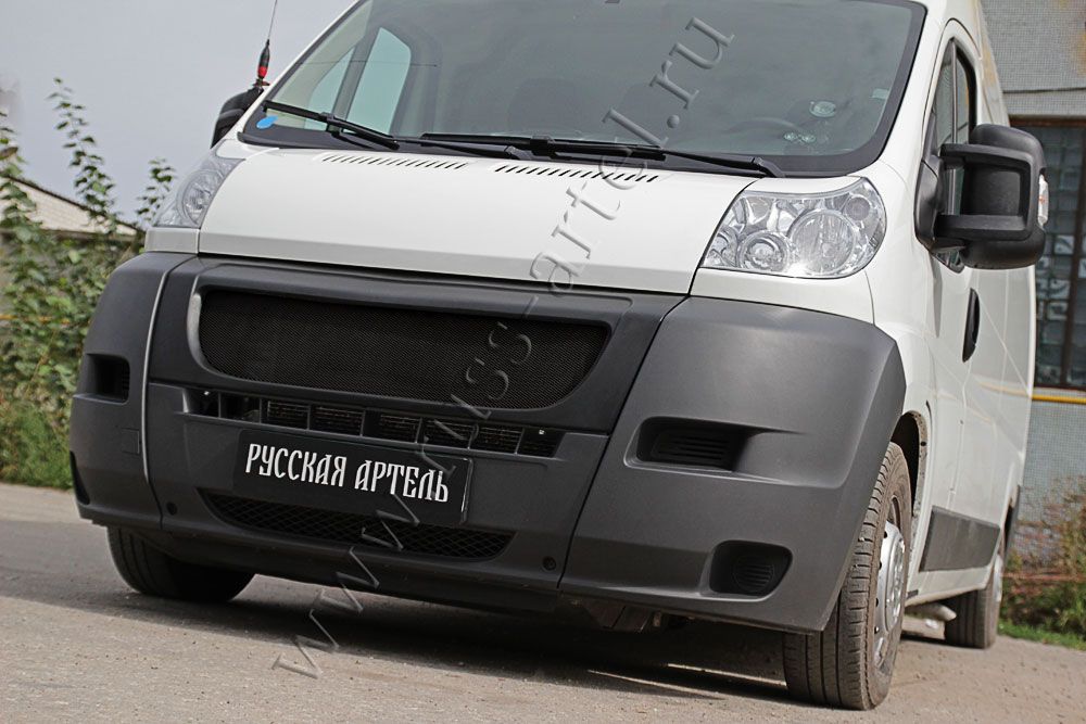 Решетка радиатора Русская Артель с черной сеткой для Citroen Jumper II 2006-2013 Шасси, кузов 250. Артикул RRFD-019650