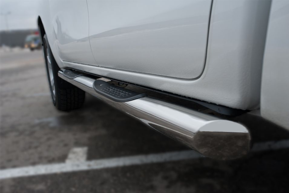 Защита порогов RusStal труба d76 с накладкой (вариант 1) для Toyota Hilux VIII 2015-2020. Артикул THT-0021511