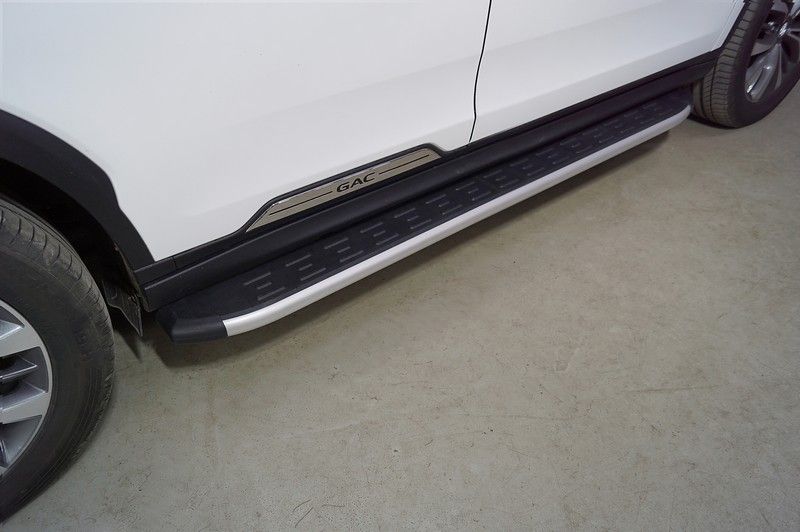 Пороги алюминиевые ТСС с пластиковой накладкой 1820 мм для  GAC GS8 2.0T 4WD 2021-2023. Артикул GACGS821-18AL