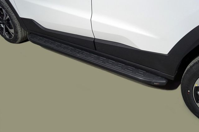 Пороги алюминиевые ТСС с пластиковой накладкой 1720 мм для JAC JS4 2022-2026 Карбон черные. Артикул JACJS422-08BL