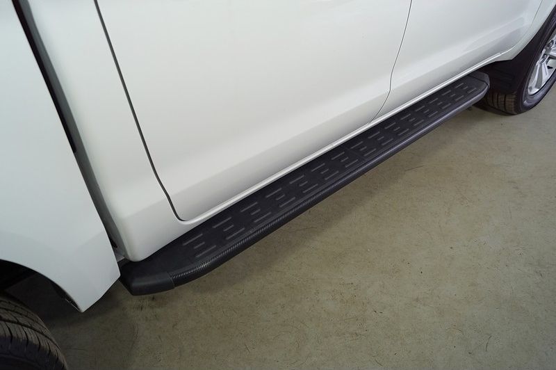 Пороги алюминиевые ТСС с пластиковой накладкой 1920 мм для Sollers ST6 2023-2026 Карбон черные. Артикул SOLST623-04BL