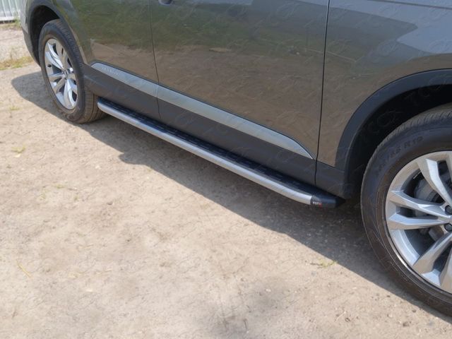 Пороги алюминиевые ТСС с пластиковой накладкой 2020 мм для Audi Q7 II 2015-2026 Карбон серебро. Артикул AUDIQ715-01SL