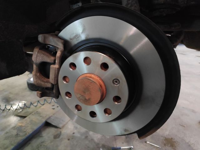 Тормозной диск Sangsin Hi-Q передний для Volkswagen Golf Sportsvan I 2014-2026. Артикул SD5405