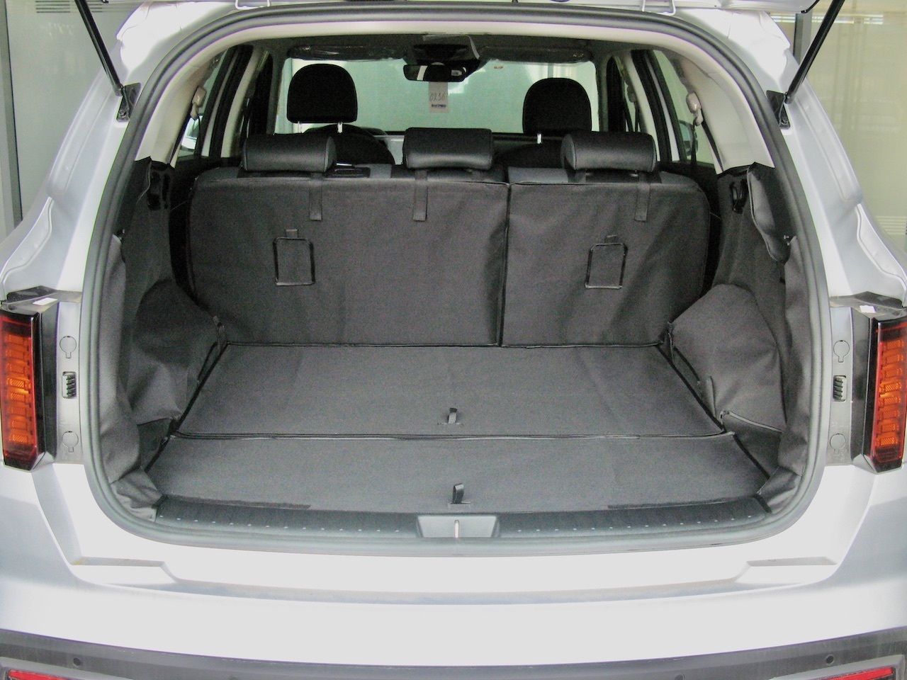 Защитный чехол AUTOSMSTUDIO "Maxi" в багажник автомобиля для Kia Sorento IV (5 мест) 2020-2026, серый. Артикул TP-KSR-IV5-MAXI-GR