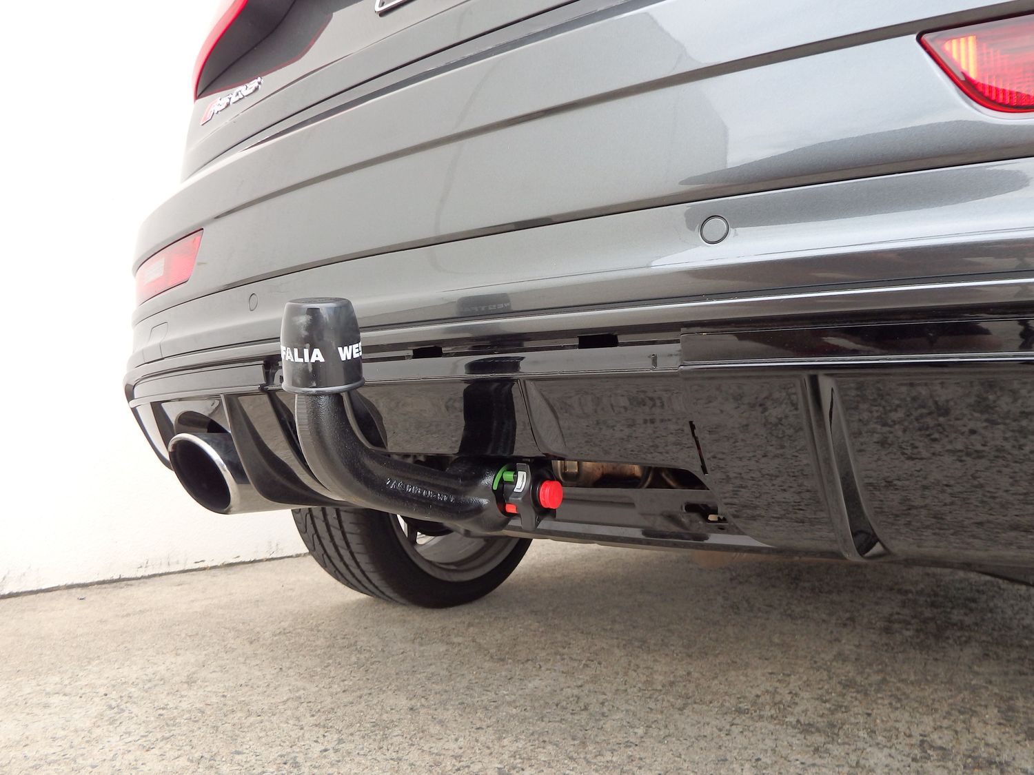 Фаркоп Westfalia для Audi Q3 I 2011-2018. Быстросъемный крюк. Артикул 305423600001